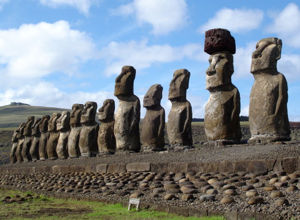 Το Νησί του Πάσχα είναι γνωστό από τα περίφημα μοάι, μνημειώδη αγάλματα με ανθρώπινη μορφή