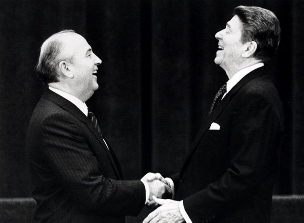 Μιχαήλ Γκορμπατσόφ και Ρόναλντ Ρίγκαν στη διάσκεψη της Γενεύης 
