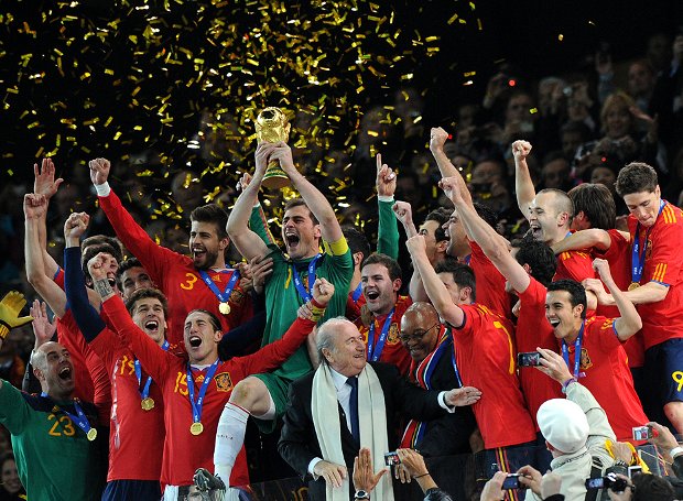 Η ομάδα της Ισπανίας πανηγυρίζει την κατάκτηση του 19ου Παγκοσμίου Κυπέλλου Ποδοσφαίρου