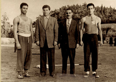 Ο Αντώνης Τρίτσης με συναθλητές του (πρώτος από δεξιά)