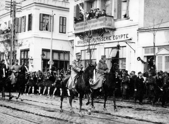 29 Οκτωβρίου 1912. Ο βασιλιάς Γεώργιος Α' και αρχιστράτηγος Κωνσταντίνος εισέρχονται στη Θεσσαλονίκη επικεφαλής του στρατού.