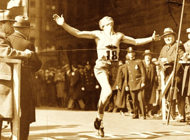 Ο Τζον ΜακΝτέρμοτ κόβει το νήμα του τερματισμού στον πρώτο Μαραθώνιο της Βοστώνης το 1897