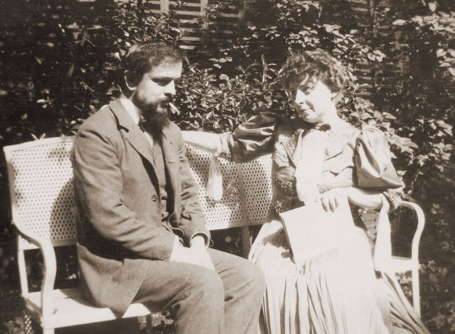 https://cdn.sansimera.gr/media/photos/main/Claude_Debussy-%CE%95mma_Bardac.jpg