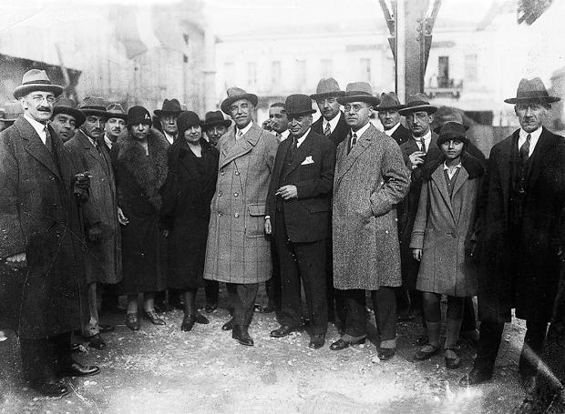 Αθηναίοι ψηφοφόροι του 1934 πλαισιώνουν τον πρωθυπουργό, Παναγή Τσαλδάρη. Δεξιά και ο δήμαρχος, Σπύρος Πάτσης.