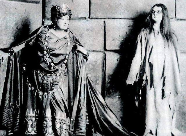 Η Ερνεστίνε Σούμαν-Χάινκ ως Κλυταιμνήστρα και η Άνι Κρουλ στο ρόλο της Ηλέκτρας (Δρέσδη, 1909)