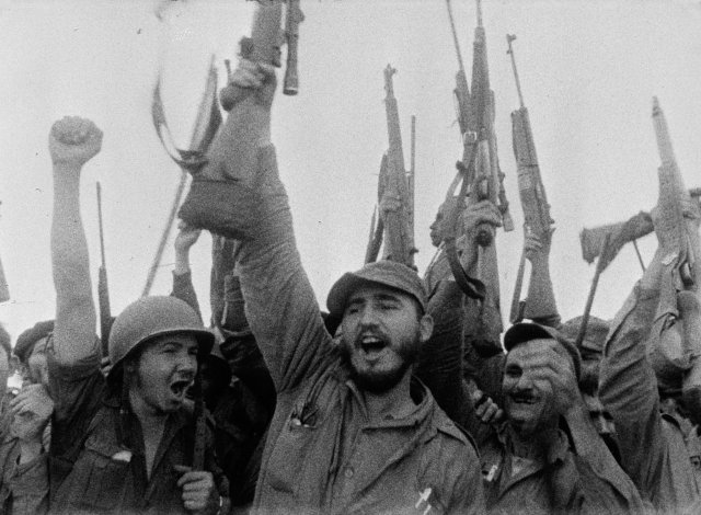 Ο Φιντέλ Κάστρο και οι άνδρες του πανηγυρίζουν, κρατώντας τον αμερικανικό εξοπλισμό των αιχμαλώτων, μετά την αποτυχημένη εισβολή.
