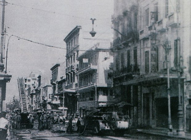 Η οδός Πατησίων, λίγο μετά την ανατίναξη του κτιρίου της ΕΣΠΟ