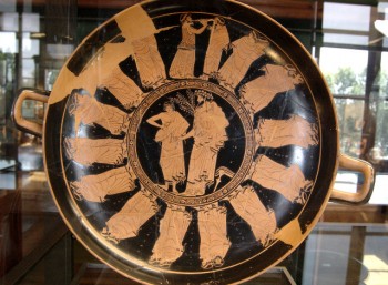 Πομπή ανδρών, πιθανόν σε Απατούρια. Αττικός ερυθρόμορφος κύλικας, περ. 480 π.Χ.