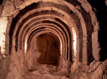 Σε υπόγεια αίθουσα ενός οικοδομήματος στην κοιλάδα του Αχέροντα βρέθηκαν τα πιθάρια με τα απανθρακωμένα αγροτικά προϊόντα