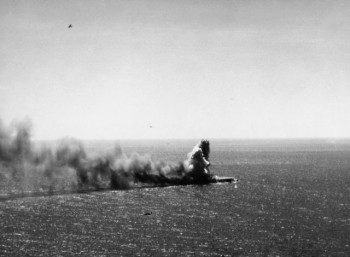 Η βύθιση του αμερικανικού αεροπλανοφόρου «Λέξινγκτον», κατά τη διάρκεια της αεροναυμαχίας στη Θάλασσα των Κοραλλίων
