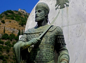 Άγαλμα του Κωνσταντίνου ΙΑ’ Παλαιολόγου στο Μυστρά Λακωνίας