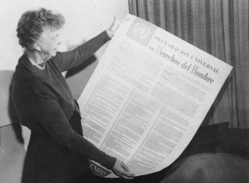 Η Έλινορ Ρούσβελτ με μία αφίσα της Οικουμενικής Διακήρυξης των Δικαιωμάτων του Ανθρώπου