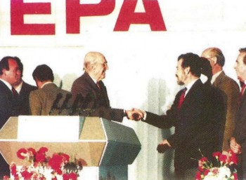 Ο Ανδρέας Παπανδρέου με στελέχη του ΠΑΣΟΚ, λίγο μετά την προεκλογική ομιλία του στο Περιστέρι.
