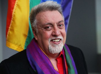 Ο σχεδιαστής της πολύχρωμης σημαίας του κινήματος για τα δικαιώματα των ομοφυλοφίλων, Γκίλμπερτ Μπέικερ