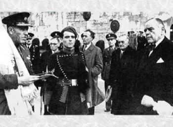 Ο Ιωάννης Ράλλης (δεξιά) παραδίδει το 1943 την Ελληνική σημαία στον αρχηγό των Ταγμάτων Ασφαλείας Αττικής, ταγματάρχη Πλυτσανόπουλο.