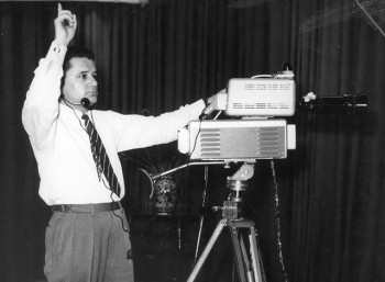Ο Μάνος Ιατρίδης, προϊστάμενος Δημοσίων Σχέσεων της ΔΕΗ και εμπνευστής του εγχειρήματος του πειραματικού τηλεοπτικού σταθμού, ένα λεπτό πριν από την έναρξη της πρώτης εκπομπής στις 4 Σεπτεμβρίου 1960.