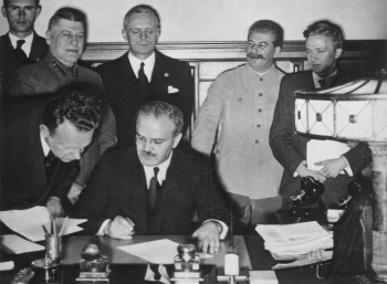 Ο Βιάτσεσλαβ Μόλοτοφ υπογράφει το Γερμανοσοβιετικό Σύμφωνο μη Επίθεσης