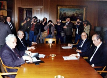 Από αριστερά: Χ. Φλωράκης, Α. Παπανδρέου, Ξ. Ζολώτας, Κ. Μητσοτάκης (1989)