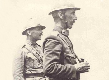 Ο στρατηγός Νίδερ και αριστερά του ο συνταγματάρχης Πάγκαλος, σε παρατηρητήριο κοντά στο Στρυμόνα.