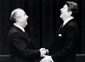 Μιχαήλ Γκορμπατσόφ και Ρόναλντ Ρίγκαν στη διάσκεψη της Γενεύης