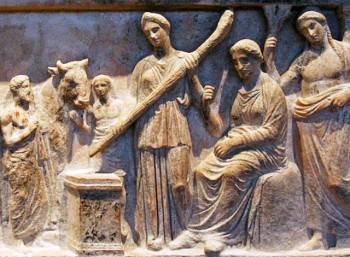 Η Άρτεμη με τη Λητώ και τον Απόλλωνα δέχονται τους πιστούς με τις προσφορές τους.