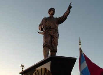 Το άγαλμα του Θεόδωρου στην πόλη Κλιαργουότερ της Φλώριδας