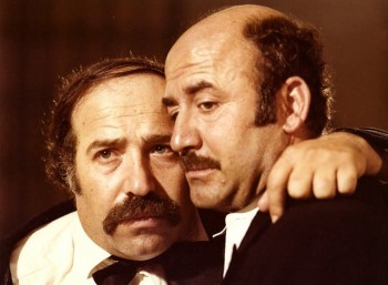 Ο Βαγγέλης Καζάν (δεξιά), με τον Θύμιο Καρακατσάνη στην ταινία «Οι Νταντάδες» (1979)